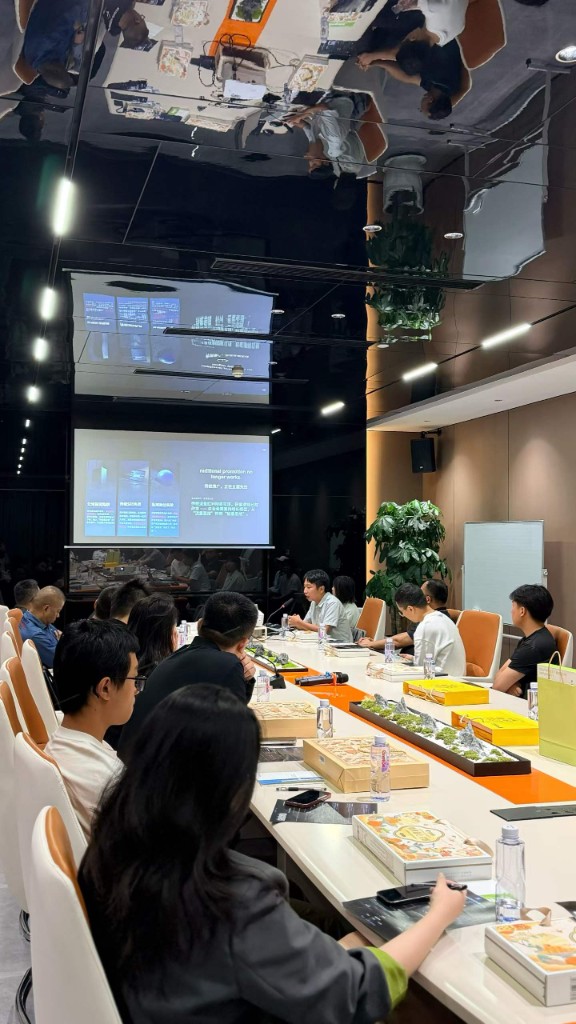 发布会现场，屏幕在讲 GEO
